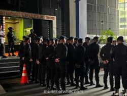 Polisi Kerahkan Puluhan Brimob dan Amankan Ratusan WNA dalam Penggerebekan Judi Online di Jakarta Barat