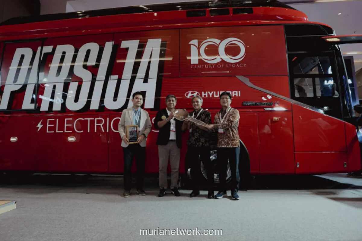 Persija Jakarta Resmi Gunakan Bus Listrik untuk Armada Tim Mulai Liga Super 2026/2027