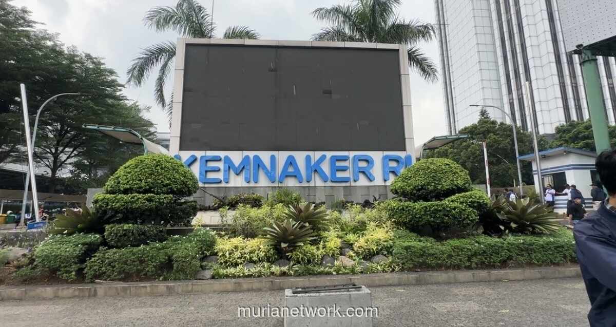 Ribuan Buruh Mulai Berdatangan di Depan Kemnaker, Lalu Lintas Gatot Subroto Tersendat