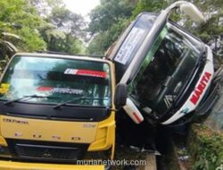 Bus AKAP Tabrak Truk di Jalur Puncak Cianjur, 20 Penumpang Luka-Luka