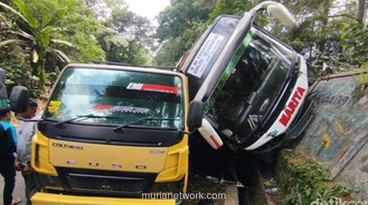 Bus AKAP Tabrak Truk di Jalur Puncak Cianjur, 20 Penumpang Luka-Luka