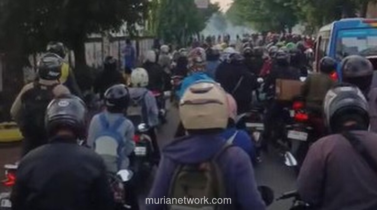 Tawuran di Klender Lumpuhkan Lalu Lintas Jam Sibuk, Pengendara Nekat Terobos Massa