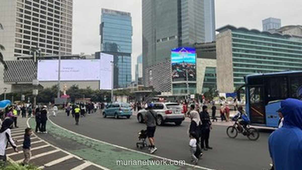 Warga Padati Bundaran HI untuk Olahraga Meski CFD Resmi Ditiadakan