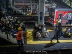 Gangguan Listrik Akibat Sambaran Petir, Ratusan Penumpang KRL Tanah Abang–Rangkasbitung Terjebak di Gerbong Pengap