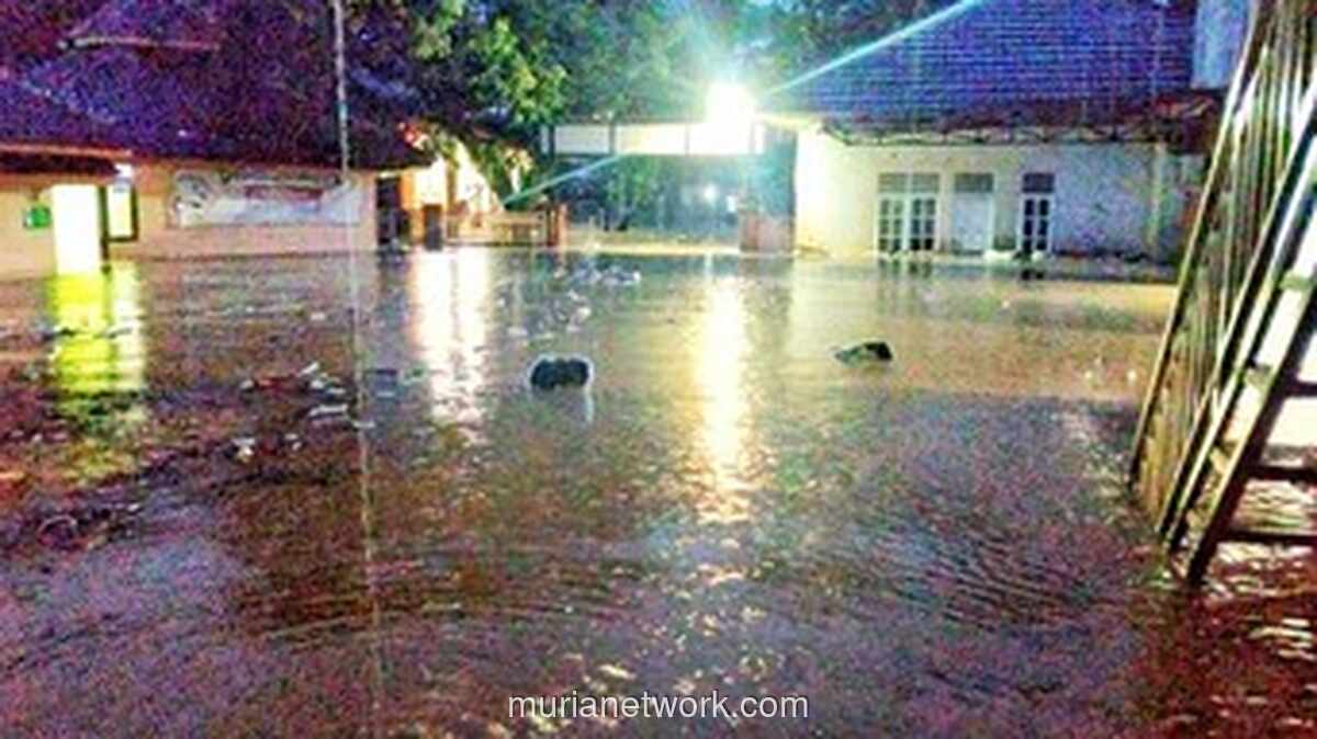 Banjir Landa Palabuhanratu, Sungai Cipalabuhan Meluap dan Rendam Puskesmas hingga Pasar