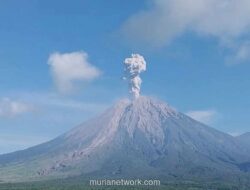 Gunung Semeru Erupsi, Kolom Abu Setinggi 1.300 Meter Terpantau Condong ke Barat