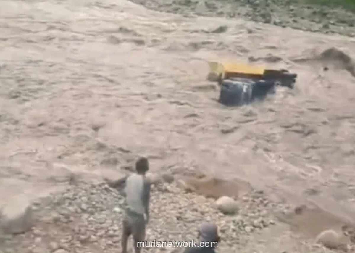 Hujan Deras Picu Luapan Sungai Jeneberang, Dua Truk Pengangkut Pasir Terseret Arus di Gowa