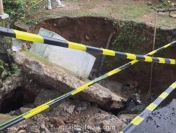 Jembatan dan Jalan Penghubung Dua Kecamatan di Bandung Barat Ambles Akibat Hujan Deras