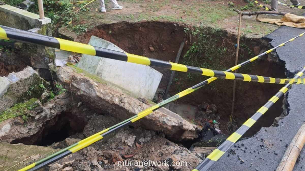 Jembatan dan Jalan Penghubung Dua Kecamatan di Bandung Barat Ambles Akibat Hujan Deras