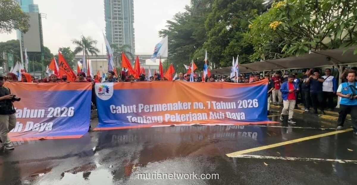 Ratusan Buruh KSPI dan Partai Buruh Demo di Depan Kemnaker, Tuntut Pencabutan Permenaker Nomor 7 Tahun 2026