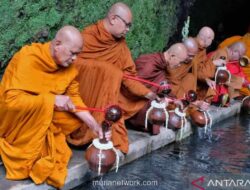 Puluhan Biksu Lakukan Ritual Ambil Air Berkah di Umbul Jumprit Sambut Waisak