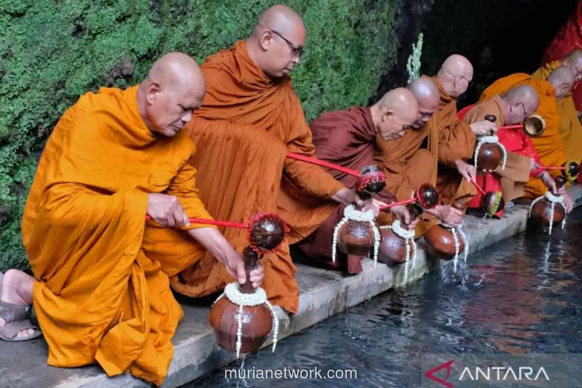 Puluhan Biksu Lakukan Ritual Ambil Air Berkah di Umbul Jumprit Sambut Waisak