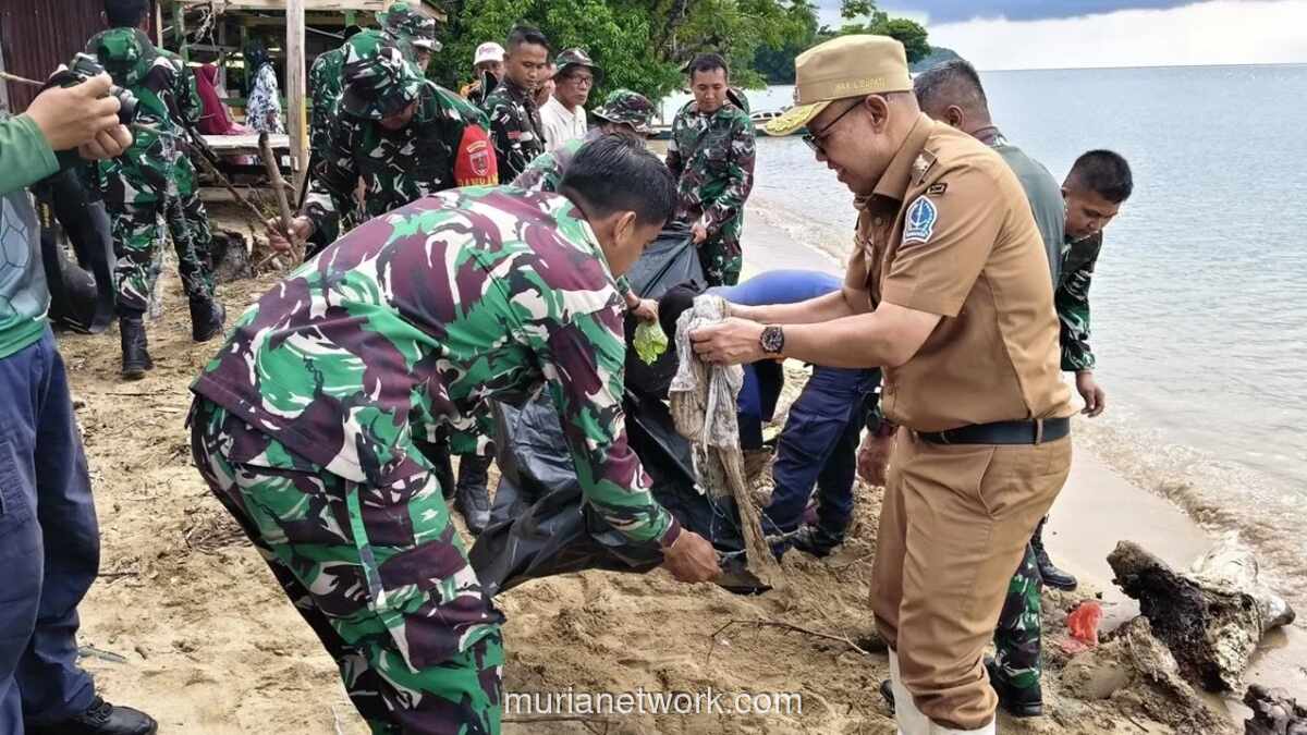 Wakil Bupati Bone Pimpin Karya Bakti TNI Bersihkan Pesisir Tanjung Pero Jelang HUT Kodam Hasanuddin
