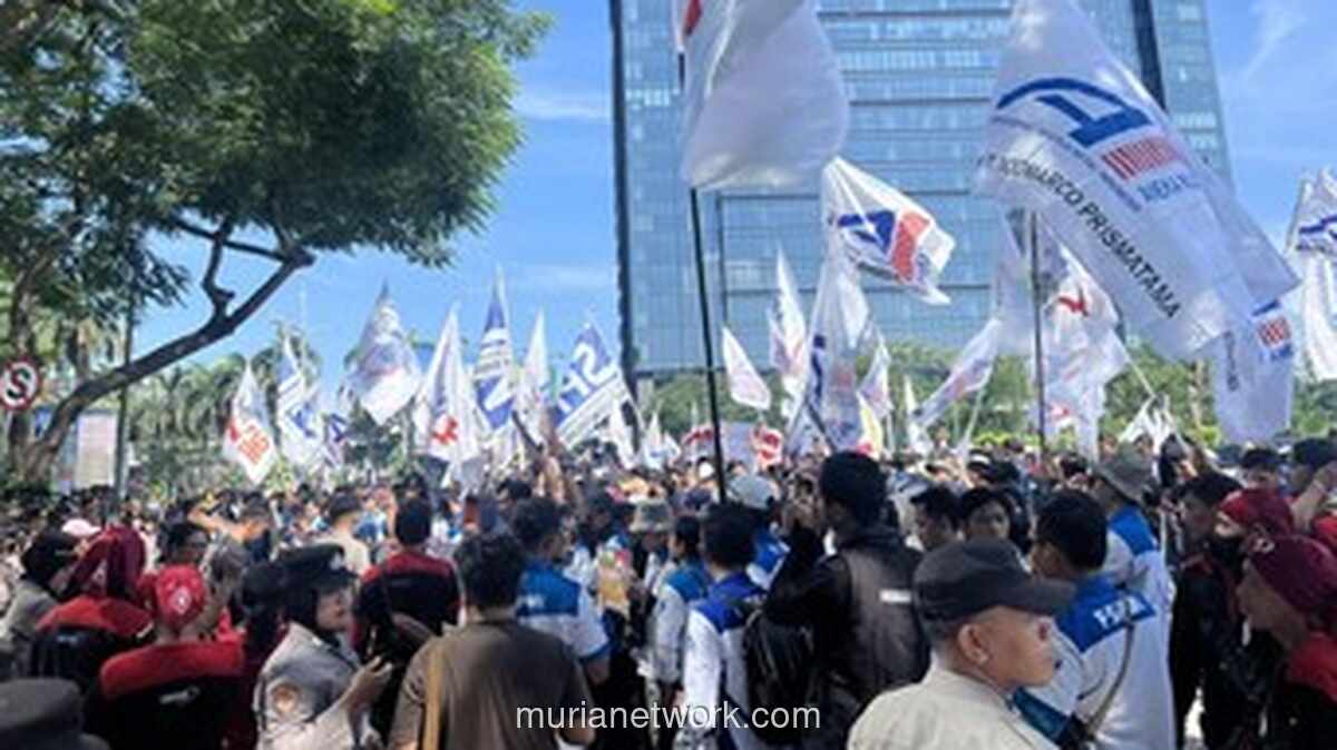 Ratusan Pegawai Indomaret Demo Tolak Penggantian Upah Lembur Hari Libur Nasional dengan Cuti Tambahan