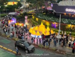 Ratusan Lampion Meriahkan Perayaan Waisak di Bundaran HI, Warga Antusias Berfoto
