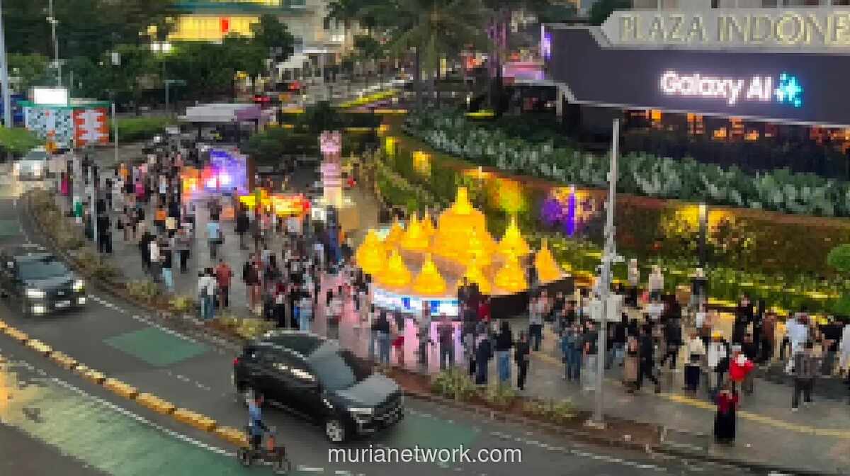 Ratusan Lampion Meriahkan Perayaan Waisak di Bundaran HI, Warga Antusias Berfoto