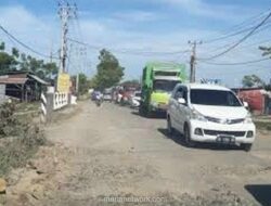 Jalan Sidrap-Soppeng Semakin Rusak, Genangan Air Sembunyikan Lubang Berbahaya