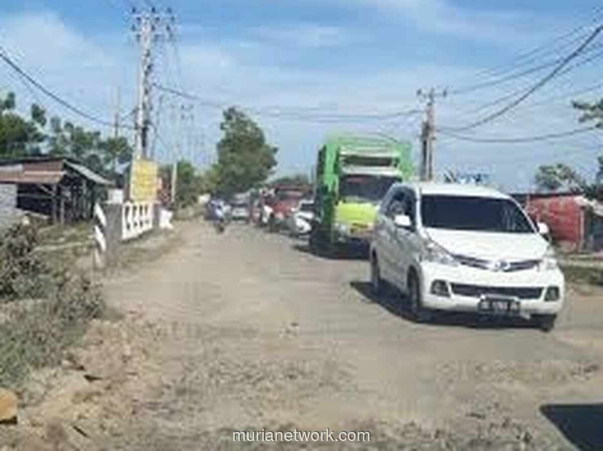 Jalan Sidrap-Soppeng Semakin Rusak, Genangan Air Sembunyikan Lubang Berbahaya