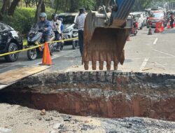 Jalan Raya Lenteng Agung Ambles, Dishub Jakarta Alihkan Arus Lalu Lintas Menuju Depok