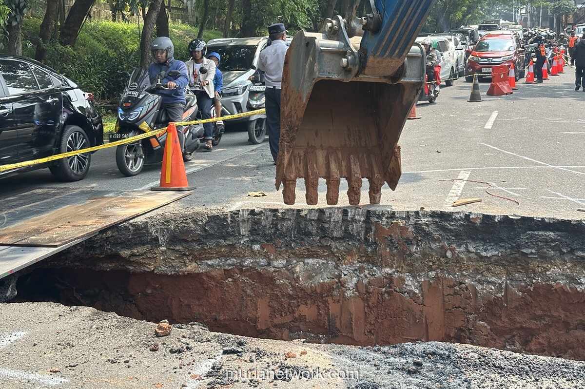 Jalan Raya Lenteng Agung Ambles, Dishub Jakarta Alihkan Arus Lalu Lintas Menuju Depok