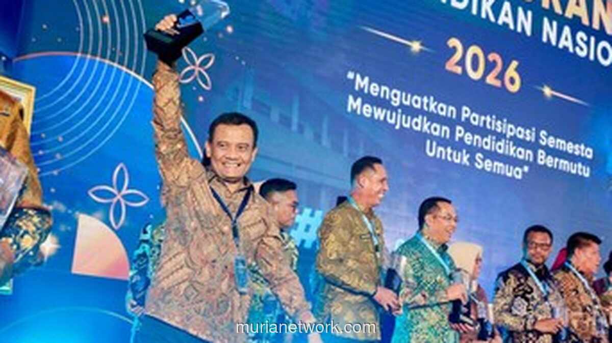 Gubernur Jateng Raih Penghargaan Pendidikan dari Kemendikdasmen atas Wajib Belajar 13 Tahun dan Inovasi Digital