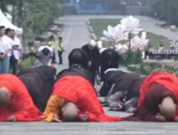 Umat Buddha Gelar Prosesi Tiga Langkah Sujud di Candi Borobudur Jelang Puncak Waisak 2026