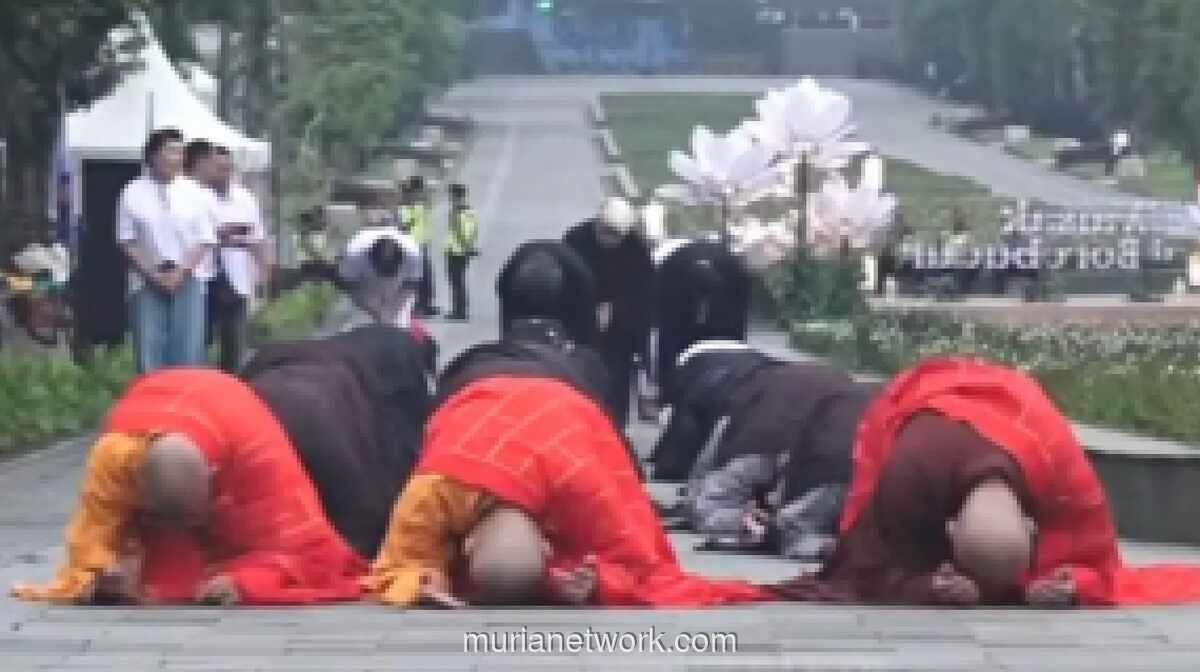 Umat Buddha Gelar Prosesi Tiga Langkah Sujud di Candi Borobudur Jelang Puncak Waisak 2026