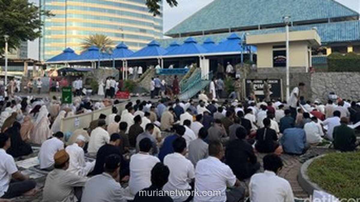 Masjid Raya Pondok Indah Dipenuhi Jemaah Salat Idul Adha, Lalu Lintas Sekitar Tersendat