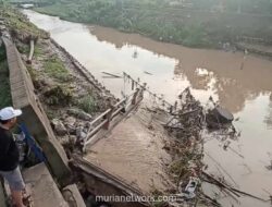 Jembatan Penghubung Dua Kecamatan di Kendal Ambruk Diterjang Banjir, Warga Terisolasi