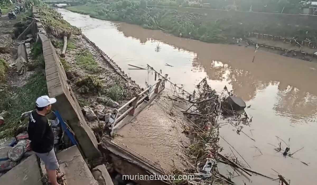 Jembatan Penghubung Dua Kecamatan di Kendal Ambruk Diterjang Banjir, Warga Terisolasi