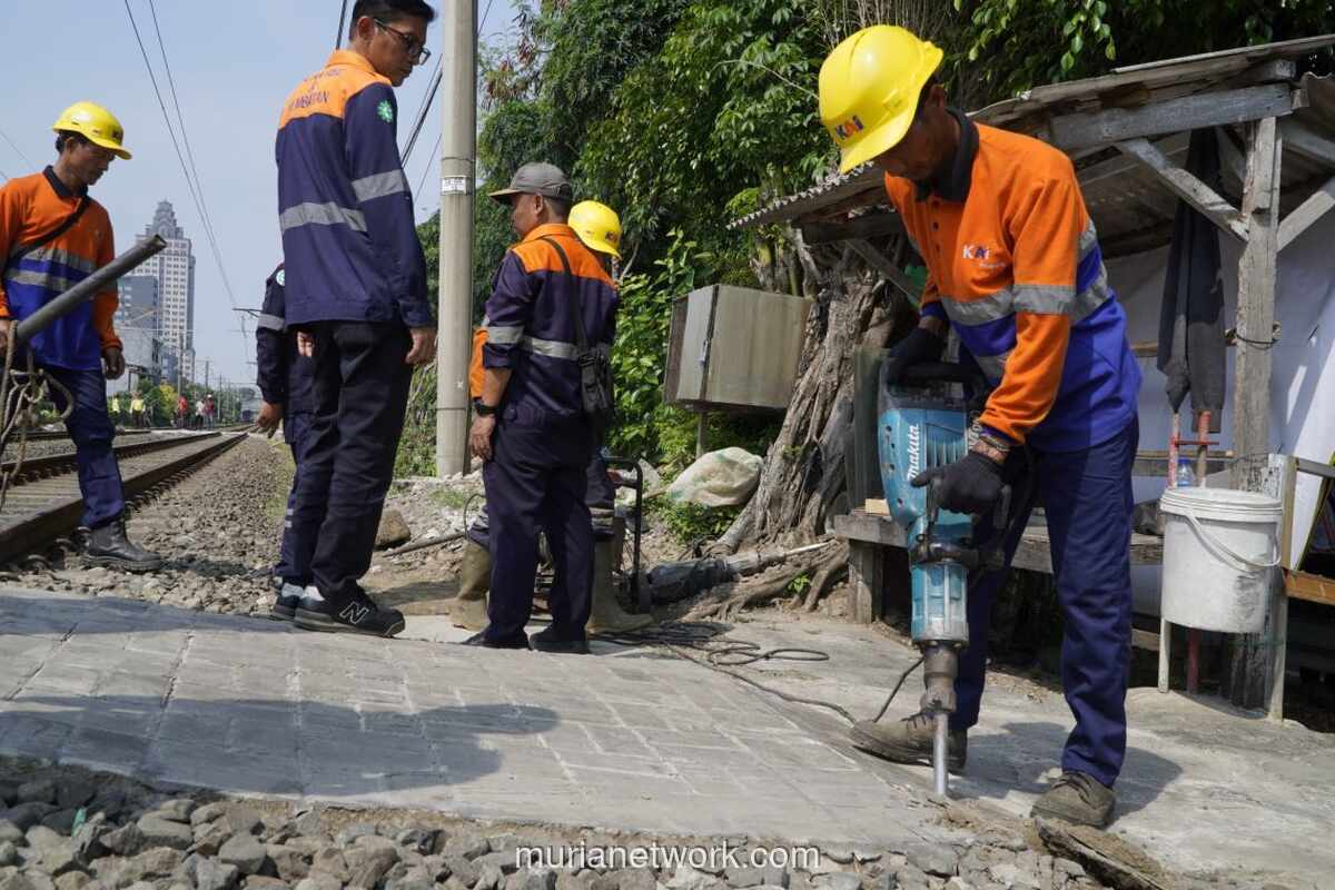 KAI Tutup Perlintasan Liar di Kebon Baru-Tebet Demi Keselamatan Perjalanan Kereta
