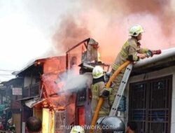 Kebakaran Hebat Landa Rumah Padat Penduduk di Jatinegara, Damkar Berjibaku Padamkan Api