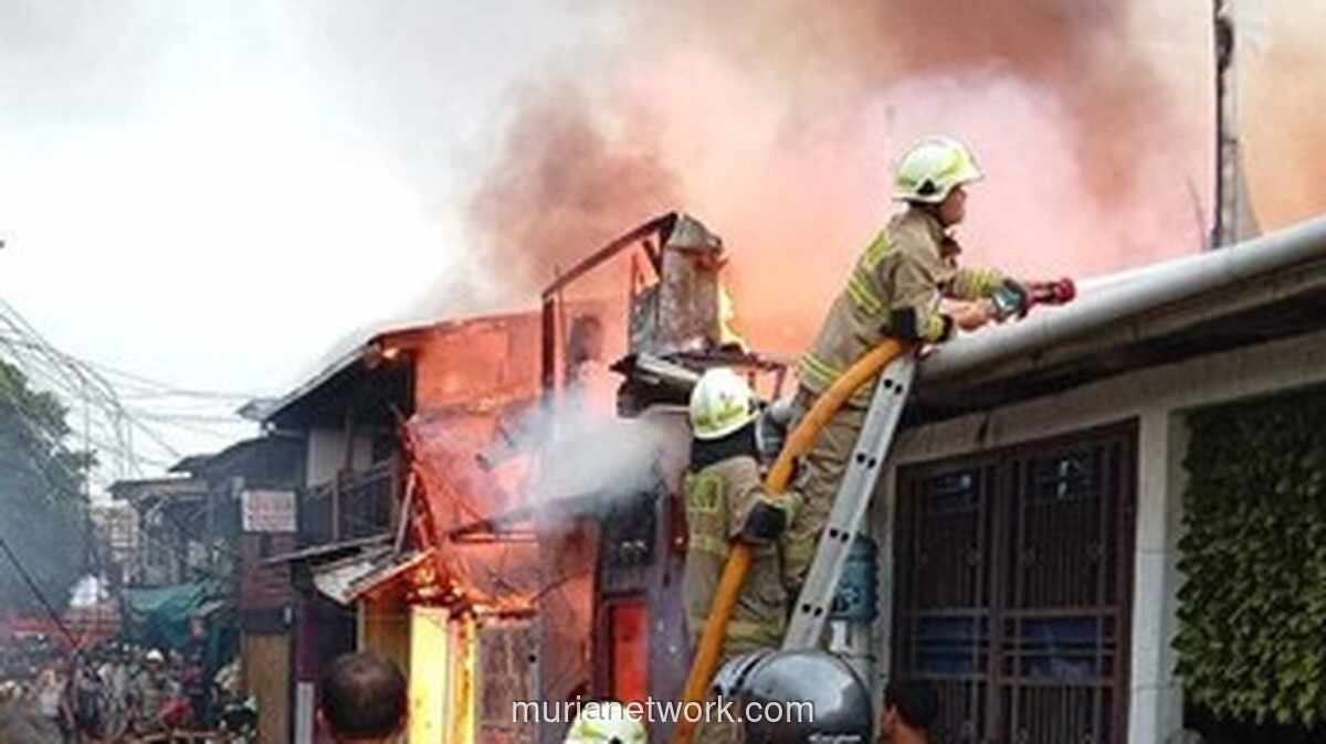 Kebakaran Hebat Landa Rumah Padat Penduduk di Jatinegara, Damkar Berjibaku Padamkan Api