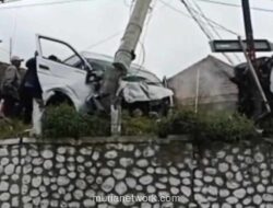 Rem Blong di Jalur Menurun, Minibus Tabrak Tiang Listrik di Bromo, 11 Luka