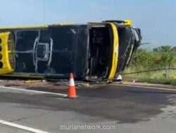 Bus Tol Jombang-Mojokerto Terbalik Usai Tabrak Beton, Sopir Diduga Mengantuk