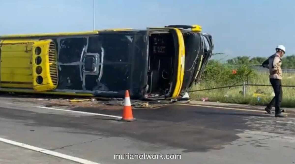 Bus Tol Jombang-Mojokerto Terbalik Usai Tabrak Beton, Sopir Diduga Mengantuk