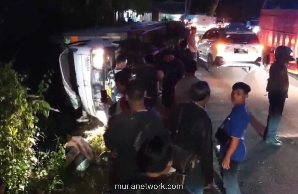 Mobil Boks Terguling di Jalur Banjar-Pangandaran, Sopir Terjebak Dua Jam