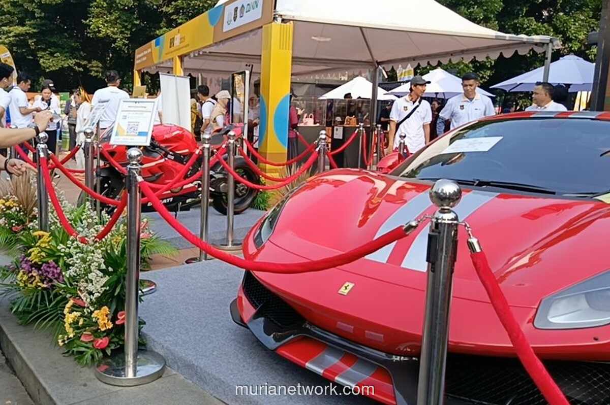 Kejagung Pamerkan Ferrari hingga Tas Mewah Hasil Sitaan di CFD Jakarta demi Pemulihan Aset Negara