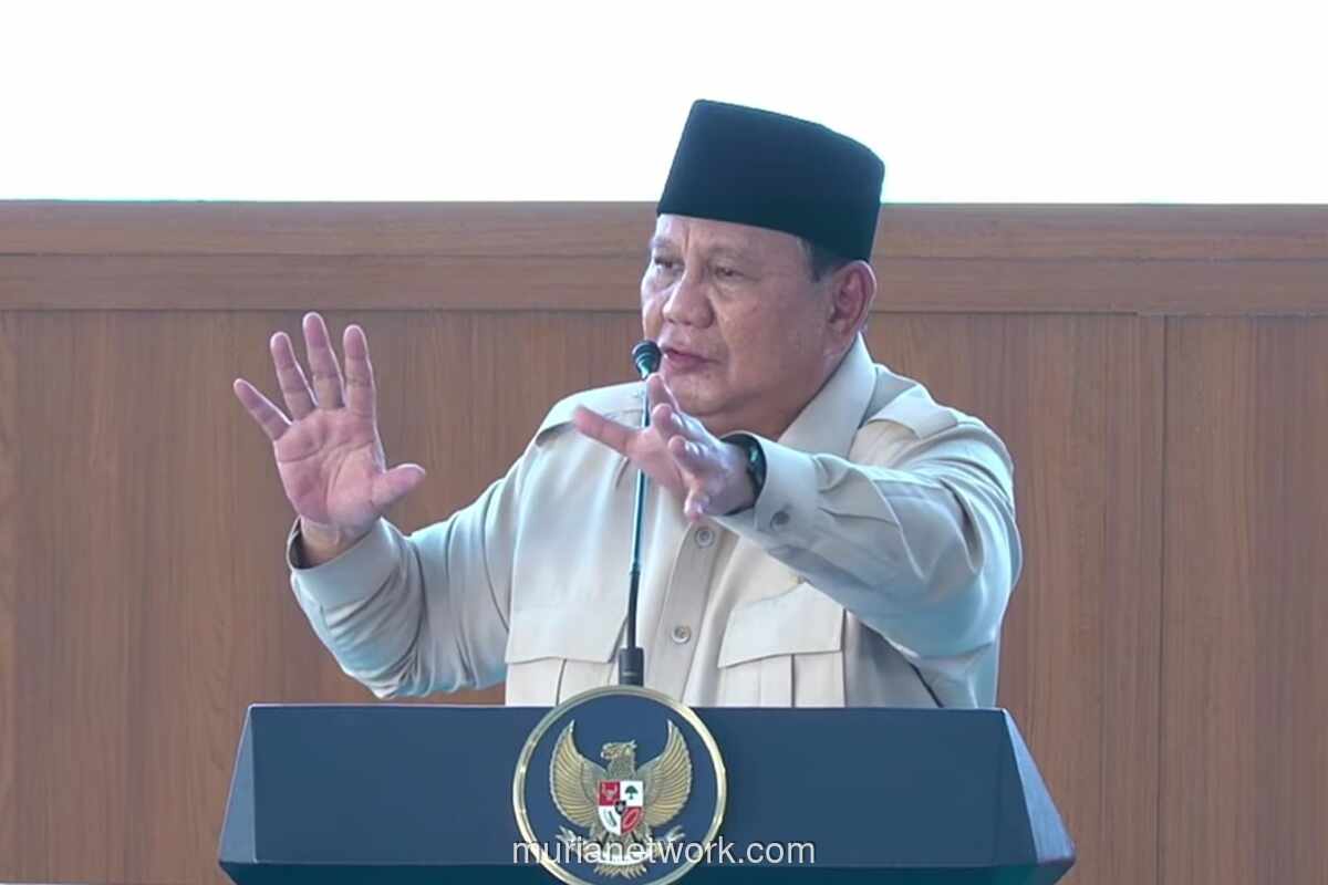 Prabowo Minta Pindad Rancang Mobil Khusus agar Lebih Mudah Salami Warga saat Kunjungan Kerja