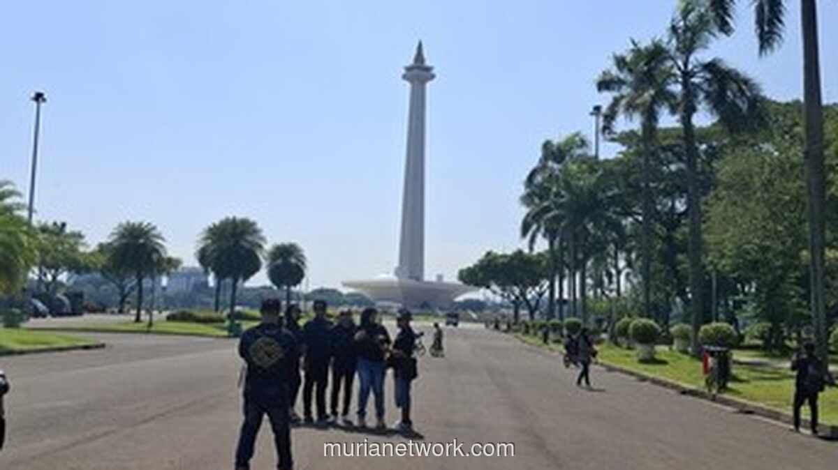Warga Bekasi Manfaatkan Libur Idul Adha untuk Piknik Keluarga di Monas dengan Bekal Olahan Daging Kurban
