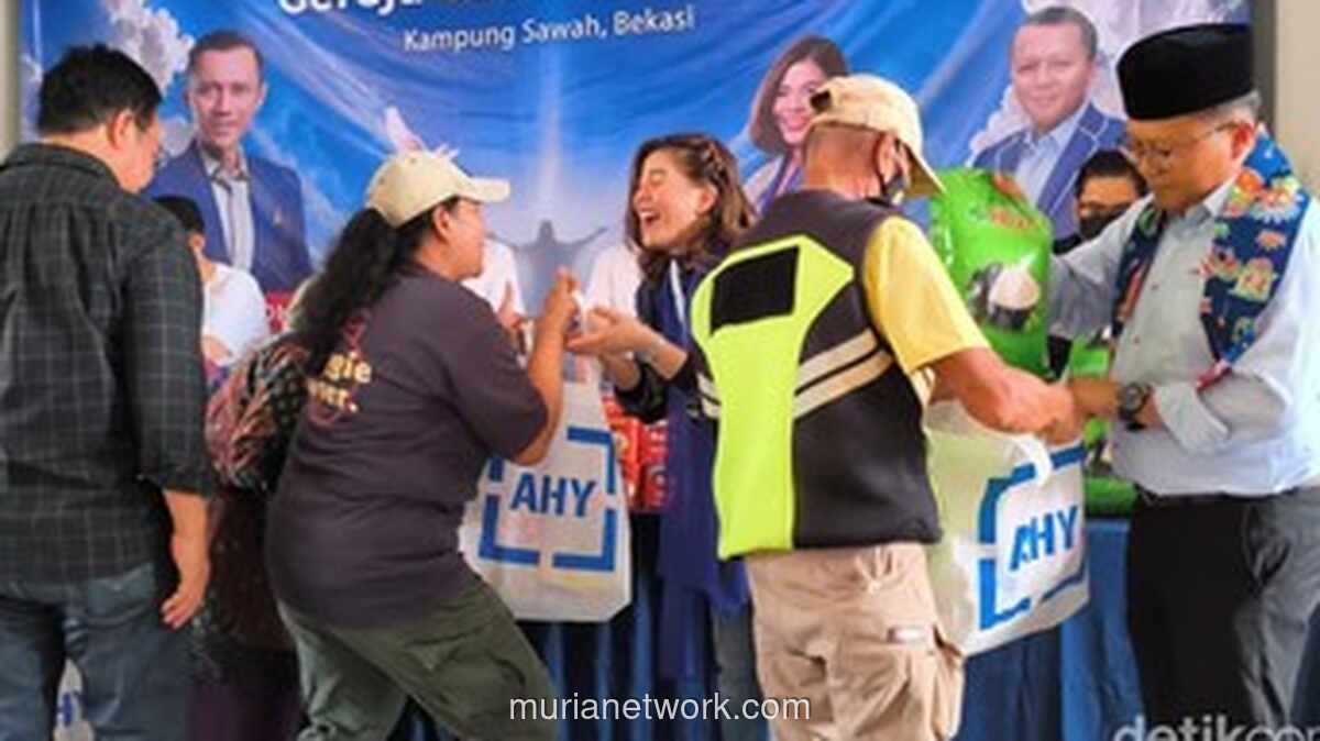 Partai Demokrat Bagikan 300 Paket Sembako di Gereja Kampung Sawah saat Hari Kenaikan Yesus Kristus