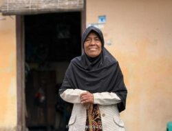 Mak Painah, 73 Tahun, Rawat Anak Angkat dari Hasil Bersihkan Makam dan Rangkai Bunga