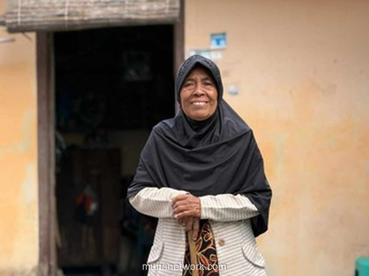 Mak Painah, 73 Tahun, Rawat Anak Angkat dari Hasil Bersihkan Makam dan Rangkai Bunga