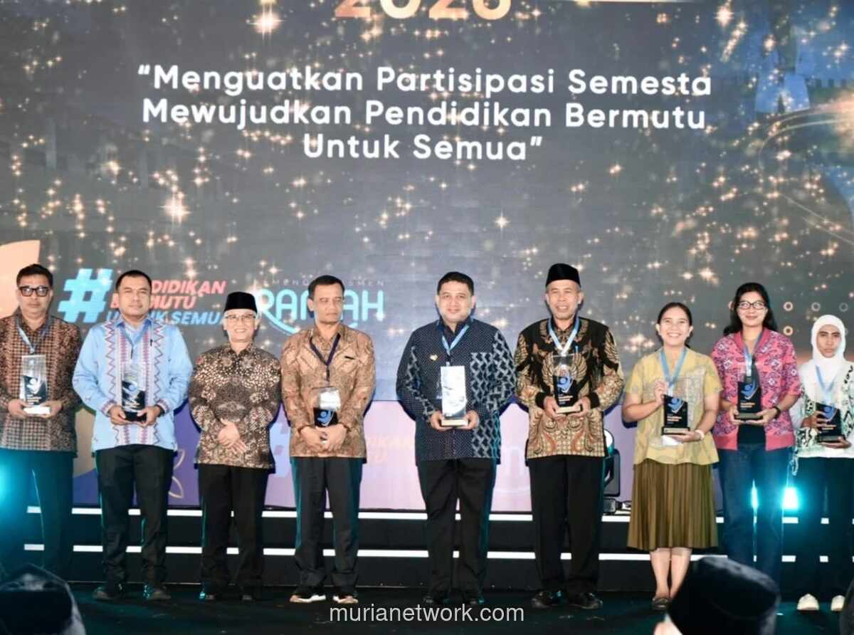 Pemkot Makassar Raih Penghargaan Nasional atas Komitmen Wajib Belajar 13 Tahun