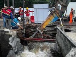 Turap Jalan Raya Lenteng Agung Dibobol untuk Lancarkan Aliran Air yang Terhambat Akibat Amblas