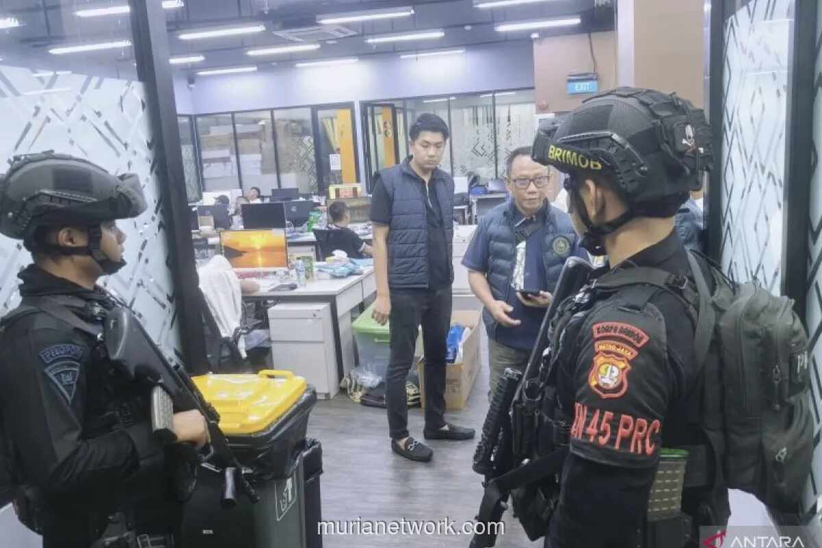 Polisi Brimob Dikerahkan Bongkar Jaringan Judi Online Internasional di Jakarta Barat