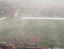 Laga Persija vs Semen Padang Dihentikan di Menit ke-70 Usai Suporter Nyalakan Flare dan Petasan