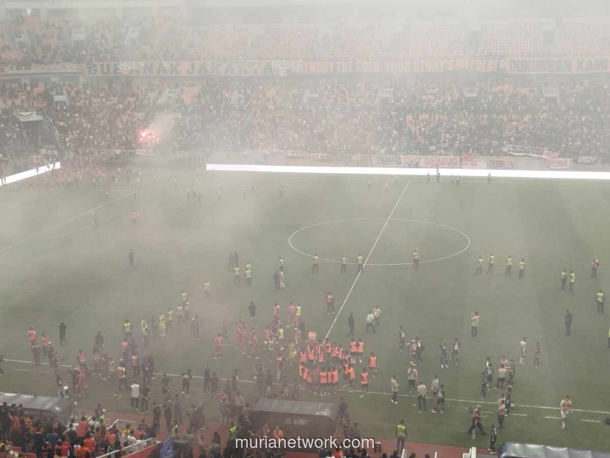 Laga Persija vs Semen Padang Dihentikan di Menit ke-70 Usai Suporter Nyalakan Flare dan Petasan