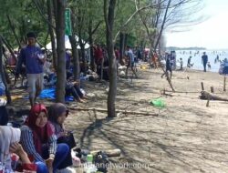Ribuan Wisatawan Padati Pantai Wonokerto Pekalongan saat Libur Panjang
