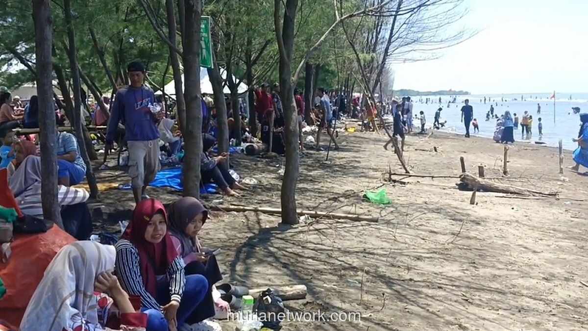 Ribuan Wisatawan Padati Pantai Wonokerto Pekalongan saat Libur Panjang